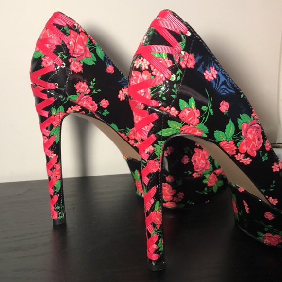 Betsey Johnson, Women's Size 7.5 Bonnee Women's Heels Black Multi - Picture 8 of 11